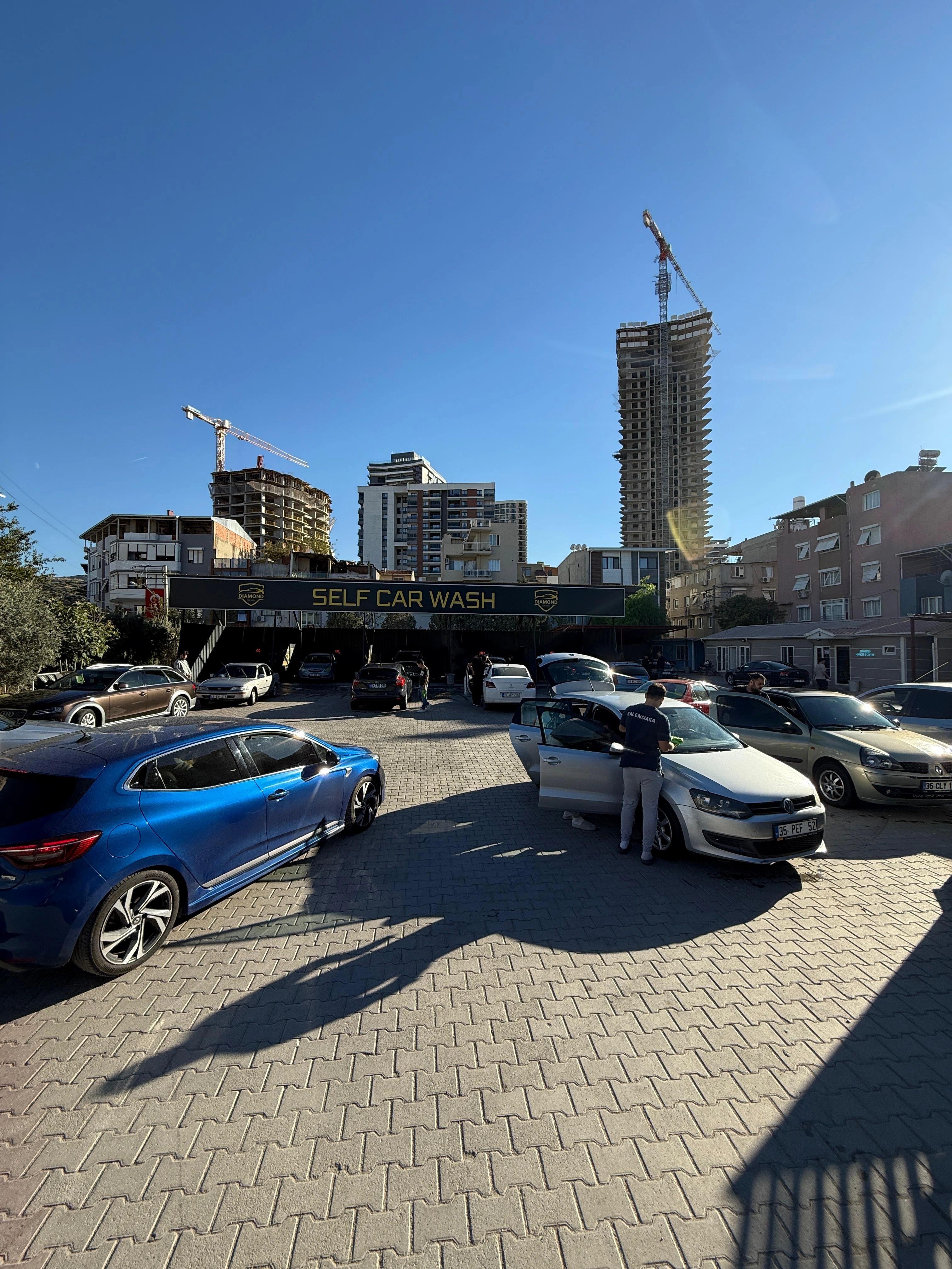 İzmir Bornova oto yıkama alanı Diamond Car Wash genel görünüm