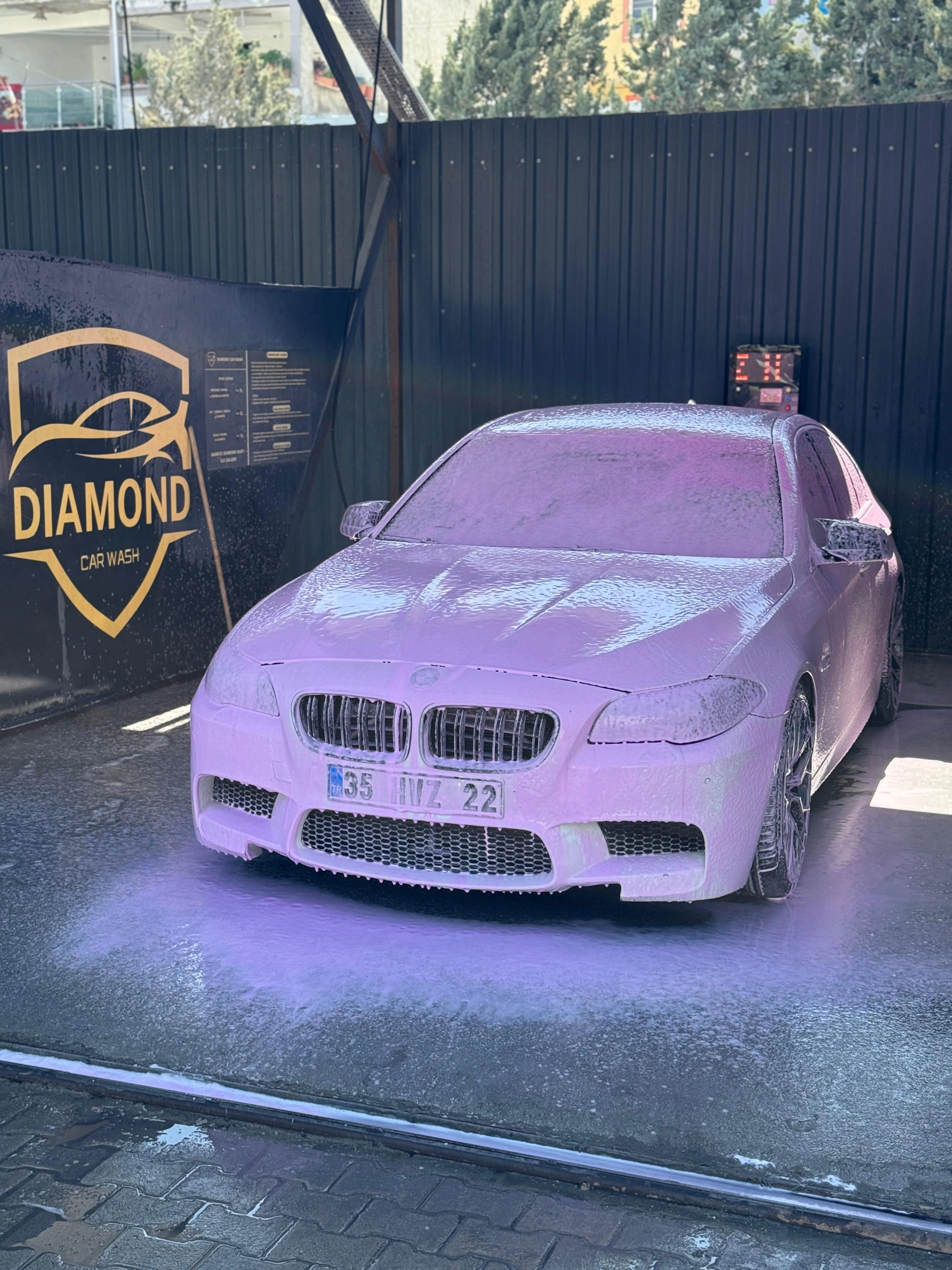 İzmir Bornova Diamond Car Wash pembe köpüklü oto yıkama hizmeti